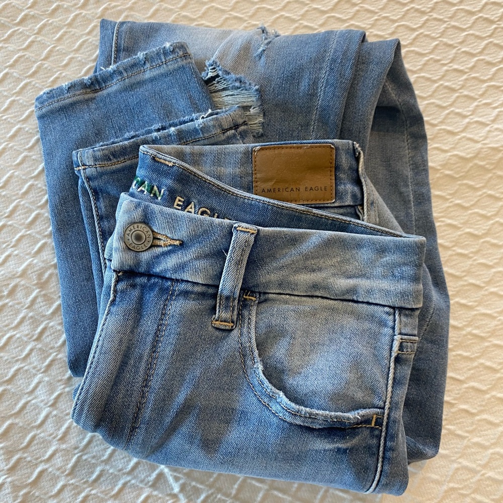 American Eagle Outfitters Medium Wash Distressed Skinny Jeans. Size 6 Short.